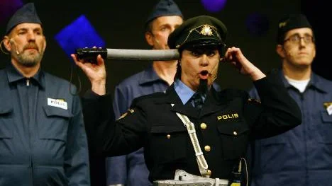 Varför det är bra att vara kvinnlig polis i Överkalix får vi veta av uniformerade Ingegerd Larsson i "Poliskommenderingen". Foto: MARIA ENGSTRÖM-ANDERSSON