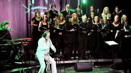 Göran Engman underhöll en fullständigt lyrisk publik med en rad av Elvis finaste låtar. Med sig på scenen hade han den skicklige musikern Kettil Medelius och musikgymnasiets kör.