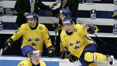 Alexander Hellström (th) spelade under Roger Rönnbergs ledning i Junior-VM. Här hoppar han över sargen efter att Sverige vunnit i kvartsfinal över Tjeckien. Nu kan han vara på gång till Luleå.Foto: Anders Wiklund/SCANPIx