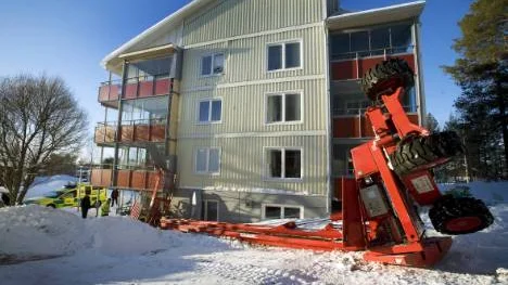 Skyliften stod intill väggen på flervåningshuset. Då den tippade krossades ett fönster högst upp. FOTO: PÄR BÄCKSTRÖM