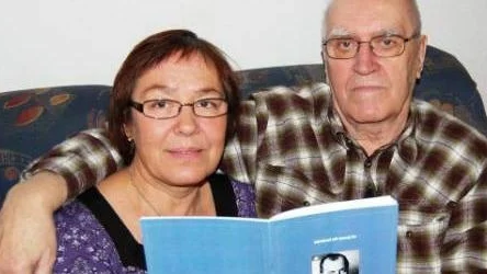 Britt Agstam är stolt över sin pappas Rudolf Åhlunds minneskrift över brodern Lambert. "Kanske kan boken om min utvecklingsstörda bror bidra till att andra med handikapp av olika slag kan få ett bättre liv" säger Rudolf Åhlund.FOTO: Lena Leffler