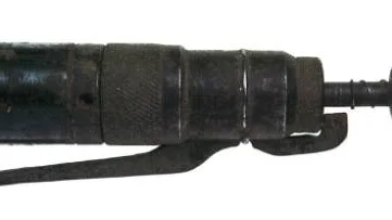 Slaktpistolen, även kallas slaktmask eller buldpistol, var laddad med den starkaste patronen som finns på marknaden. Den utskjutande delen hade gått åtta centimeter in i nacken/huvudet på Frida Stenberg.