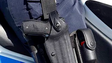 Många poliser i Norrbotten har ansökt om att få ett så kallar benhölster. Anledningen är bland annat att avlasta midjan där det traditionella hälstret normalt är fastsatt. Foto: SCANPIX