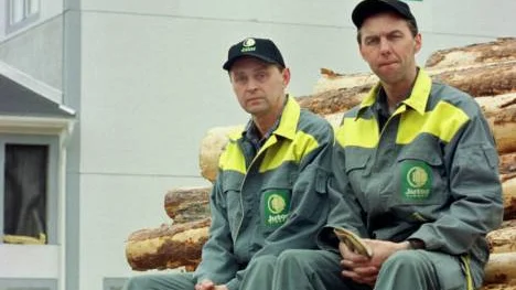 Det krävs tio bilar per dag för att hålla igång sågen. Bröderna Sigvard och Jan-Erik Juto är därför glada över att att ha tecknat avtal med Sveaskog.FOTO: Göran Ström