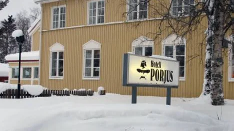 Hotell Porjus har varit lite av samhällets livsnerv och invånarna befarar att det handlar om en smygnedläggning. Men Vattenfall som äger fastigheten lovar nu att det ska öppnas igen.FOTO: John Filipsson