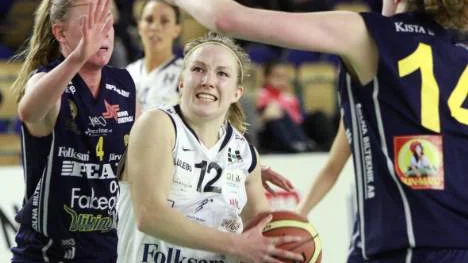 Lydia karlefors var en av Luleås Basket främsta spelare mot Solna. Men trots att bänkspelaren gjorde en sgtormatch föll Luleå.