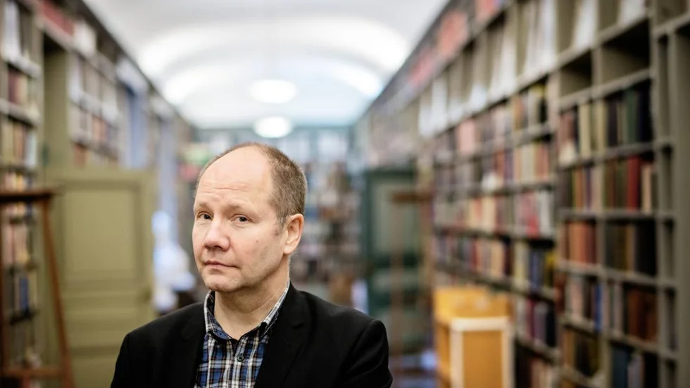Peter Englund, född 1957, har sedan debuten med "Poltava" 1988 gett ut tio böcker om svensk och internationell historia. Han är Svenska Akademiens ständige sekreterare till 31 maj.