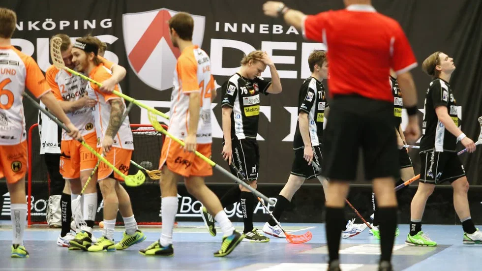Het. Mullsjös Jimmie Pettersson, här kramad av lagkamrater, jagas av Linköping.