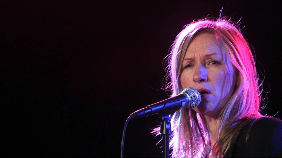 Ebba Forsberg vid en konsert på Backstage i Linköping 2012.