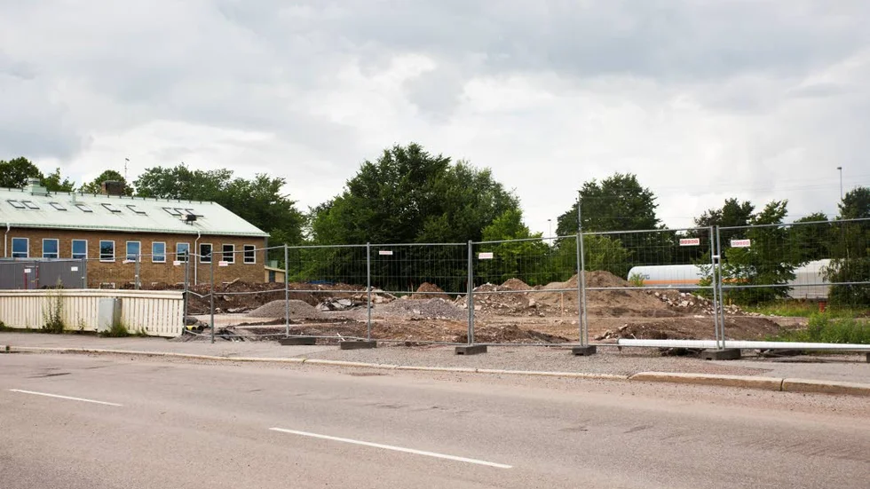 Ingen sanering. Föroreningarna som hittades under mark nära Gamla Tanneforsvägen kommer att få ligga kvar i avvaktan på Ostlänken.