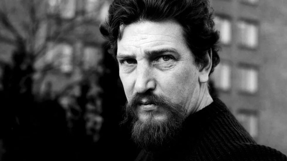 Per Wahlöö (1926-1975) började sin bana som journalist.  Från mitten av 60-talet koncentrerade han sig på författandet.