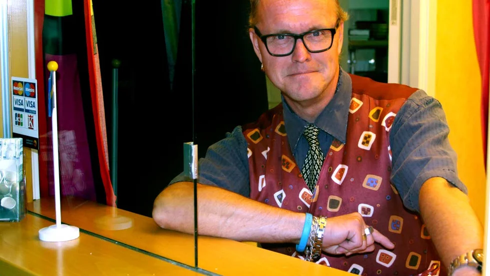 Nycklar togs. Men bokningsdatorn tar Niklas Löfgren med sig hem varje kväll.