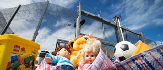 Därför skänker Rädda Barnen leksaker till anstalten
