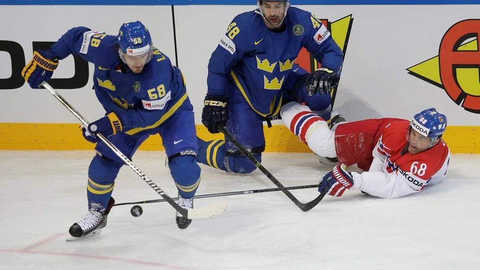Daniel Rahimi i duell med Jaromir Jagr i Sveriges möte med Tjeckien i VM.