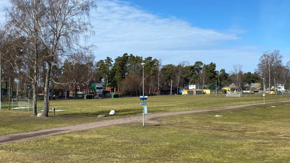Zeros hemvist i påsk. 19 april planerar Zeros att träna på A-planen på Z-parken, men match först någon vecka efter det. Allt hänger på vädret.