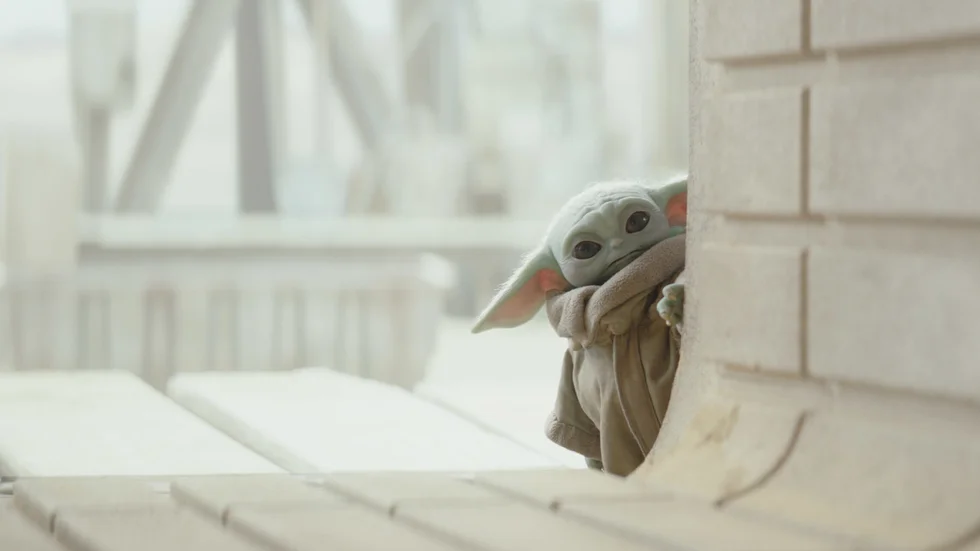 Baby Yoda är en av figurerna i Disneys serie "The mandalorian", serien som nu kritiseras av "Star wars"-fans. Pressbild.