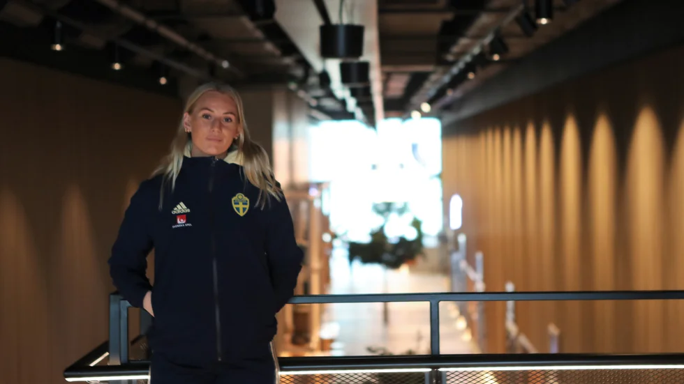 Just nu leker fotbollslivet för Stina Blackstenius. Hon trivs i Arsenal, gör viktiga mål och har chans på stora titlar. Men under vintern var det tufft stundtals, när spelet inte fungerade som hon ville. "Det har varit frustrerande", säger Vadstenatjejen.