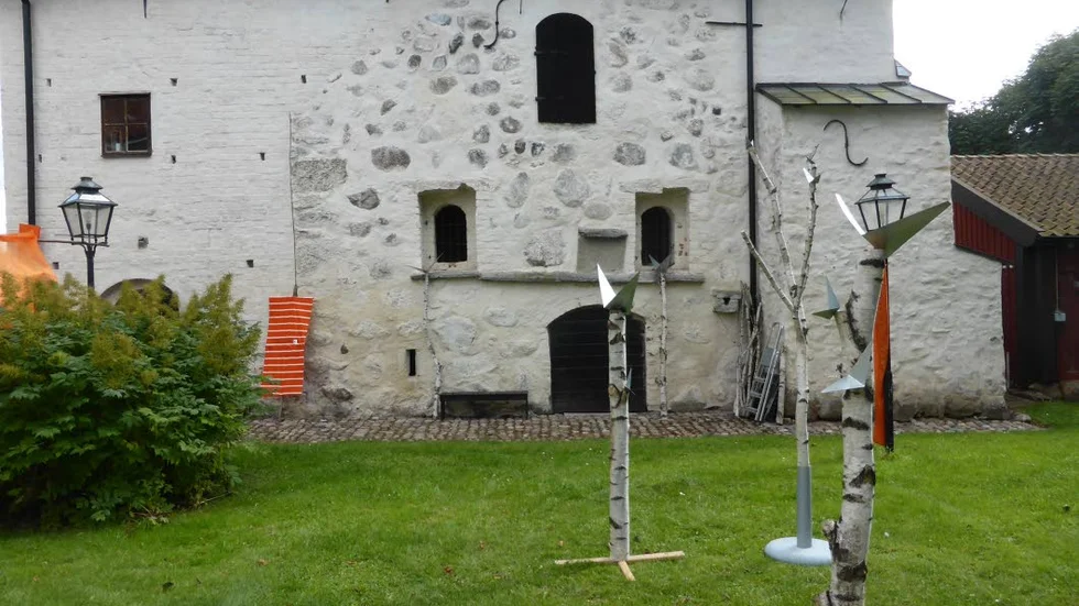 Konstrunda i klosterstaden. Ann Brehmers installation utanför Biskopshuset