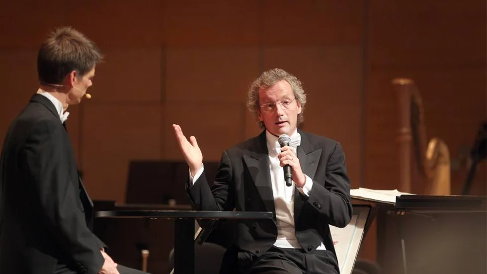 Franz Welser-Möst samtalar med altviolinisten Lennart Falkebring före konserten i De Geerhallen 4/10 2012