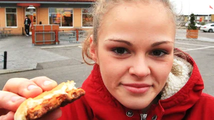 Julia Hoskins MC donalds hamburgare mask