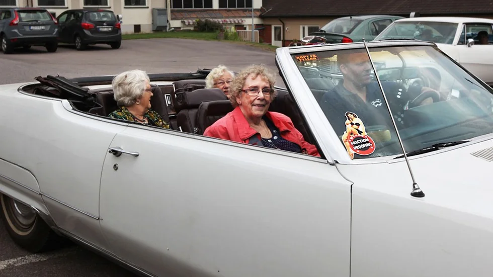 Rut Allard, Svea Löfgren och Doris Magnusson trivs bra som raggarbrudar.