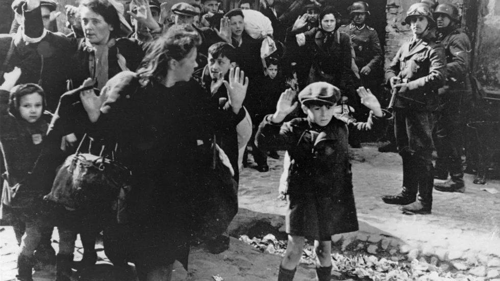 I dagarna är det 80 år sedan upproret i Warszawagettot startade. Bilden tagen i Warszawa 1943.