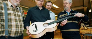 De byggde Strindbergs gitarr – bit för bit