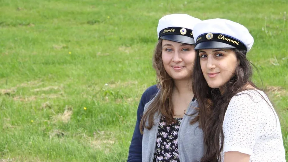 Maria Can och Sandra Akcan ser fram emot att ta studenten, men att klassen ska splittras känns sorgligt.