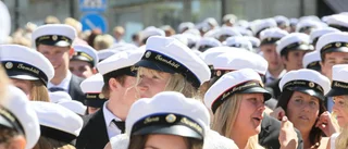 Här tågar studenterna i Mjölby