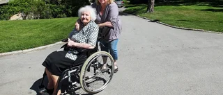 Mary, 87, lämnades själv på gatan mitt i natten