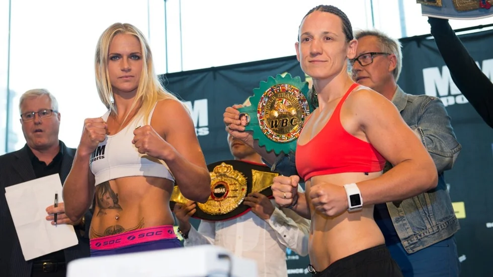 STOCKHOLM 20130613
Frida Wallberg poserar med sin  motståndare Diana Prazak under invägningen i superfjädervikt på Stockholm Waterfront. Svenska Frida Wallberg är mästare och innehavare av WBC-bältet.
Foto: Fredrik Sandberg / SCANPIX / Kod 10080