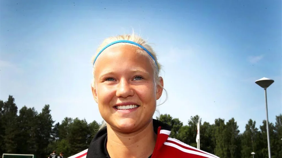 Pernilel Harder sken som en sol innan måndagens danska träning inför EM.