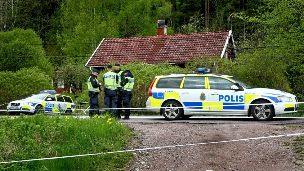 OMBERG 20120511
Dagen efter mordet vid Omberg.
Vid 19.30-tiden pÃ¥ torsdagskvÃ¤llen hittade en hundpatrull en dÃ¶d man vid en privat fastighet intill riksvÃ¤g 50 vid Omberg.
- Vi kan bekrÃ¤fta att han legat i en brunn, sÃ¤ger polisens presstalesman Erik Thulin till Corren.
Bild Jeppe Gustafsson