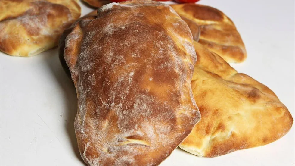 Nybakade naanbröd.