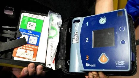 Defibrillatorn, den lilla batteridrivna apparaten som kan rädda liv när hjärtat stannat. Den finns i vissa brandbilar, men brandmännen får ännu inga larm om att ingripa vid hjärtstillestånd i brist på avtal med landstinget. FOTO: Kurt Engström
