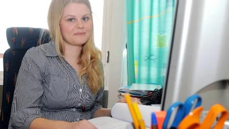 Nu inleder alkoholhandläggare Linnea Carlsson även medicinkontroller. FOTO: Linda Danhall