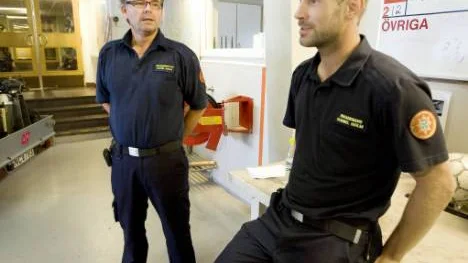 "Det blir ens jobb att åka ut på andra människors tragedier. Man får ett stort stöd från sina kollegor", berättar brandmannen Daniel Holm (till höger) som arbetar sin första sommar vid räddningstjänsten i Luleå. Med på bild är också brandinspektör Patrik Juhlin.FOTO: Göran Ström