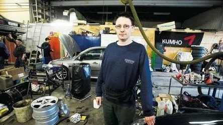 Gert-Ove Henriksson jobbar på Storhedens bil och service. För det drar han in åtta kronor i timmen, en summa han fått de senaste 15 åren.FOTO: Pär Bäckström