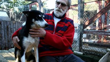 Hundägaren Finn Nielsen är tillbaka i Laxforsen. Nu vill kommunen att miljödomstolen bötfäller honom för att ha haft fler än fem hundar på fastigheten. FOTO: Jessica Rosengren