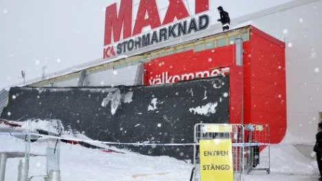 Polisens tekniker vet nu varför taket på Ica Maxi har rasat. Men orsaken har ännu inte meddelats polisens utredare Staffan Stahlback. Innan varhuschef Kåre Mogemark får veta svaret dröjer det ytterligare några veckor.