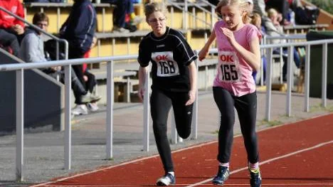 Tuff duell i F12 200 meter: Rebeccka Tavesson i fullfart med Sara Åkerstrand intill sig. Foto: martin thelenius
