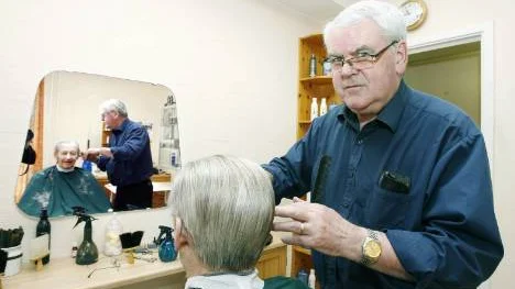 "I fortsättningen kommer man väl att få gå omkring med dampermanent", skojar trogne kunden Östen Nilsson, 84 år från Rödupp, som var en av de sista att bli klippt av Överkalix sista renodlade herrfrisör Benny Andersen.FOTO: Maria Engström-Andersson