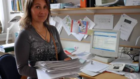 Lena Andersson med en klassuppsättning skrivuppgifter - högarna växer i takt med klasstorlekarna. FOTO: Lotta Nilsson