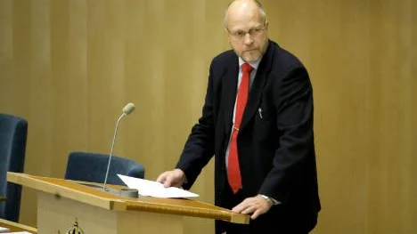 Socialdemokraternas arbetsmarknadsministerkandidat Sven-Erik Österberg inledde onsdagens riksdagsdebatt med att konstatera att arbetslösheten närmar sig 10 procent och att 161 000 nu är långtidsarbetslösa, den högsta siffra som noterats.