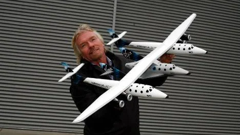 Richard Branson från Virgin Galactic med en modell av SpcaeShipTwo.
FOTO: VIRGIN GALACTIC