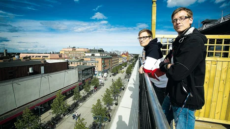 En terass på 40 kvadratmeter lockade, men John och David Häll har inga planer på att flytta.FOTO: Pär Bäckström