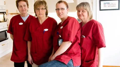 Astrid Isaksson, Ewa Tillberg, Ida Nilsson och Agneta Frohm jobbar på Örnens äldreboende. Det tycker att det är bra att alla erbjudits heltid, men oroas över  att arbetsförhållandena ska försämras.FOTO: Elisabeth Hedman