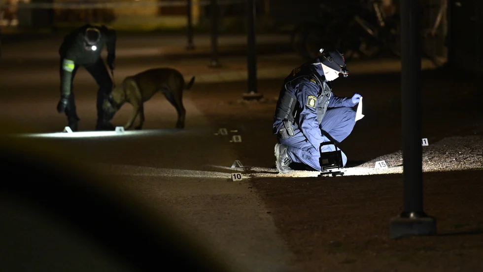 Polis på plats i Mariastaden i Helsingborg tidigt på påskaftons morgon efter larm om skottlossning.