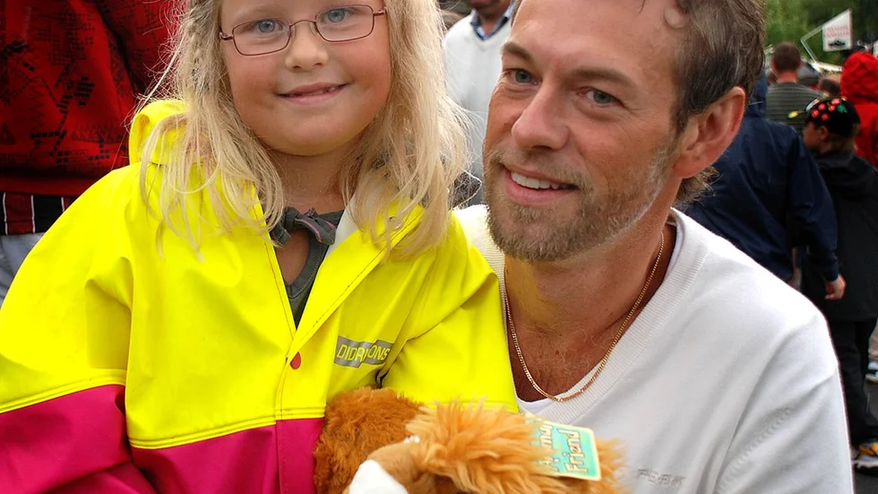 Anna Leander, sju år, har sparat veckopengen hela våren för att kunna handla leksaker och gosedjur på Horn marken. Här med pappa Johan.