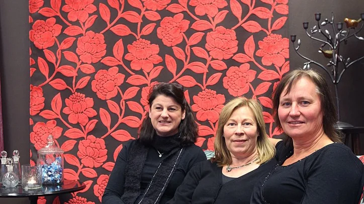 Annika Wennerbo, Margit Syll och Tina Carlsson, tre tapetserare som slagit sig ihop, om än tillfälligt.